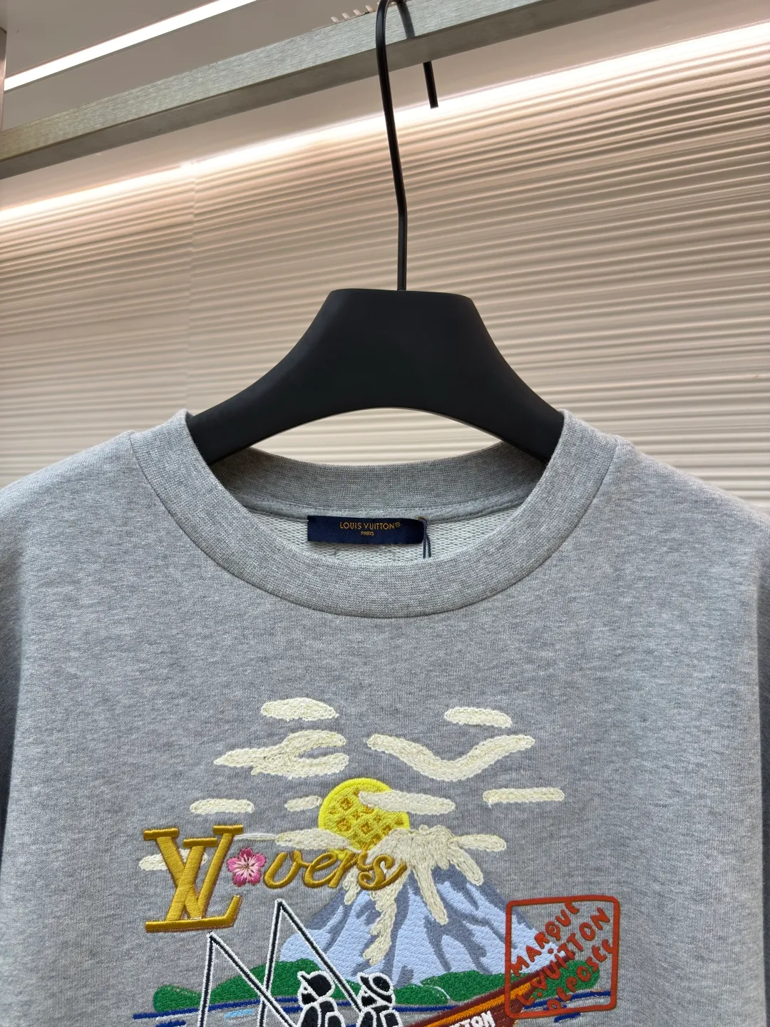 LOUIS VUITTON fishing embroidered round neck sweatshirt ●Authentic product: purchased and developed by 11599 ●Item number: 1680323-B15 ●Fabric: pure cotton fish scale base fabric ●Technology: embroidery production ●Version: fitted version ●Weight: about 625 grams ●Size: XS-S-M-L ●Description: The fabric is made of 16S double yarn + 10S fish scale bottom brushed fabric, 380g, with 21S double yarn rib fabric, 470g. The terry terry sweatshirt is composed of a veil, binding yarn and base yarn. Taking into account both breathability and comfort, the overall design is light, comfortable and has a good silhouette. It is characterized by soft feel, solid texture, and excellent extensibility, elasticity, wrinkle resistance, and moisture absorption. The unique suede effect increases the softness and elasticity of the printing surface, and also makes the colors more vivid and layered. Drying and fixing are done through processes such as specific heating or UV curing. Make sure that the foaming pulp is tightly combined with the fabric to form a strong and elastic film. Enhance the tactility and volume of patterns, especially suitable for expressing elements such as branches, borders, letters, etc. Fix cotton rope, hemp rope or ribbon on the fabric and form rough three-dimensional lines by winding, knotting or sewing, suitable for outlining outlines or filling geometric areas. It adopts a loose design, whether it is the shoulders, chest or length, it is made to extend the version design. The collar, cuffs, hem and other parts are all made of exquisite sewing technology, making the sweatshirt more three-dimensional and textured. At the same time, the cut of the body has been carefully adjusted to ensure a good fit without being tight. The overall wiring is straight and delicate, the fabric is comfortable and soft, and the color is consistent without color difference. It can be matched with the same style to create a fashionable look and control various occasions. Customized accessories, complete with three standards, same style for men and women!